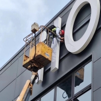 昆山市大楼楼顶店招店牌施工后质量验收检测